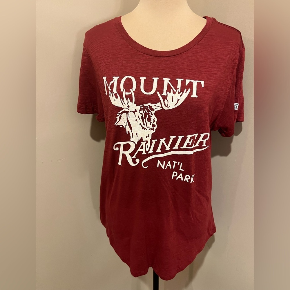 Tailgate Mount Rainier National Park Red T-Shirt, size Large